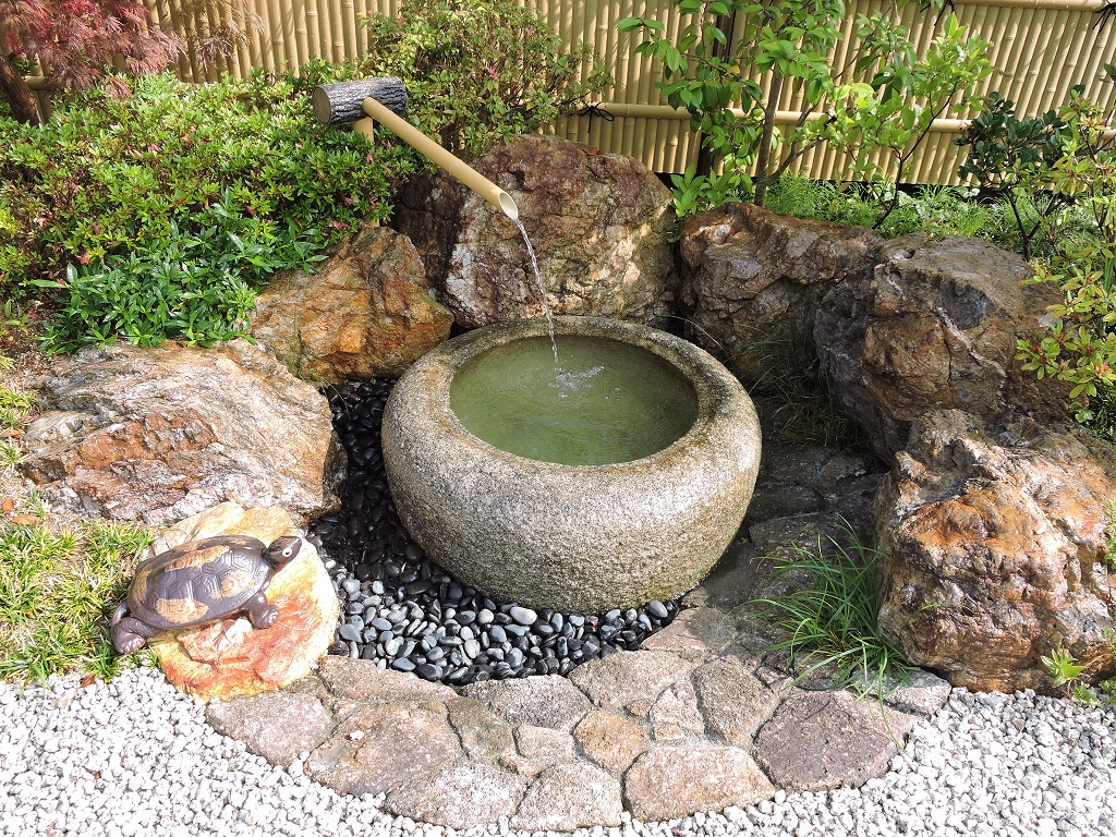 水鉢のある庭